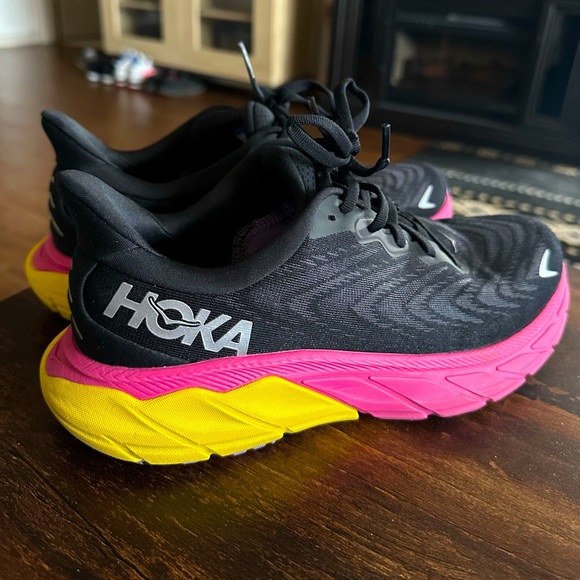 Hoka Shoes - Brand new HOKA ARAHI 6 Running Shoes! Size 8.5 women’s.